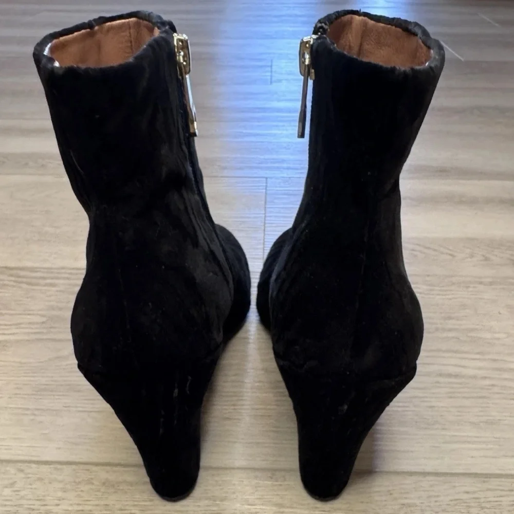Louise et Cie Black Velvet Booties SZ 8.5 Zebra Texture Boots Dressy Mob Wife - Picture 3 of 7